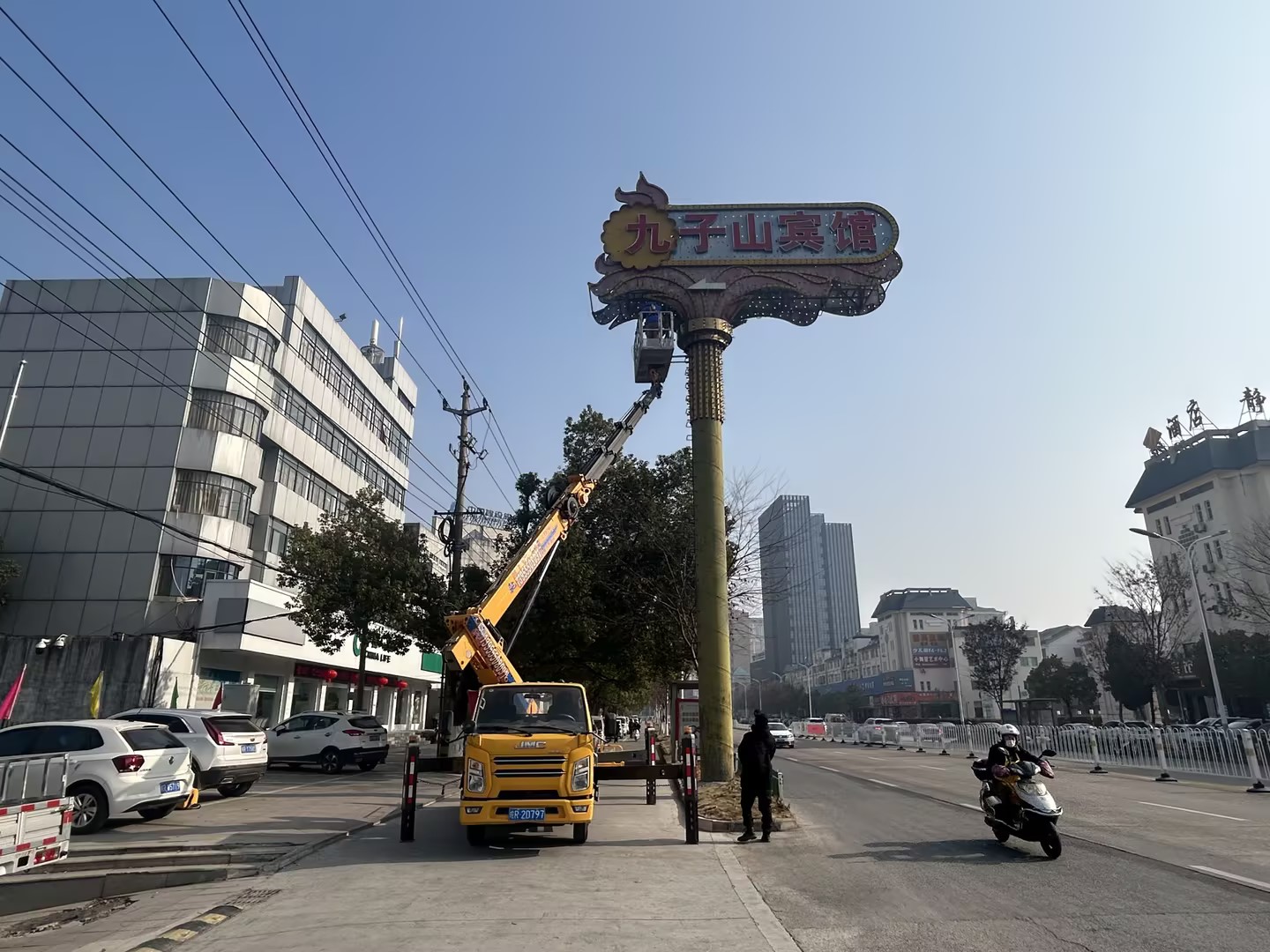 大型地标广告牌检测